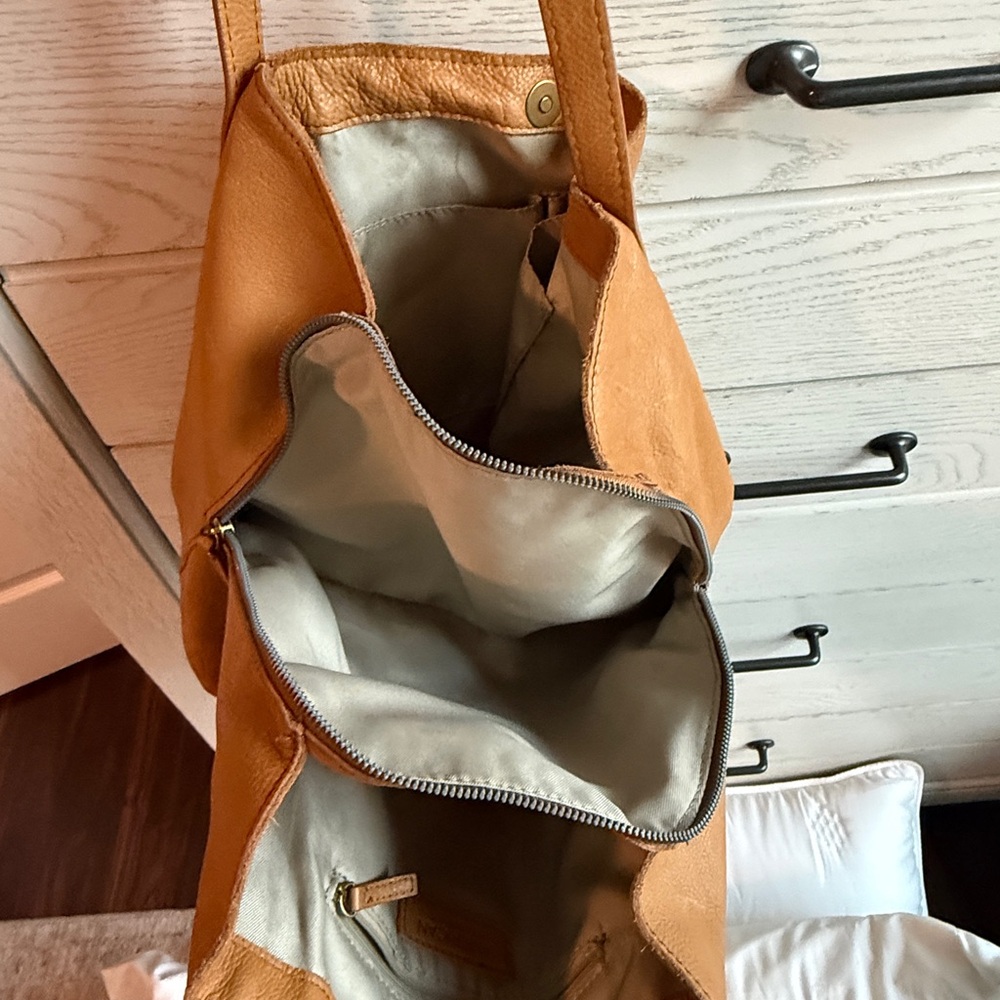 American Leather Co Classic Tan Leather Shoulder Tote - Picture 5 of 7